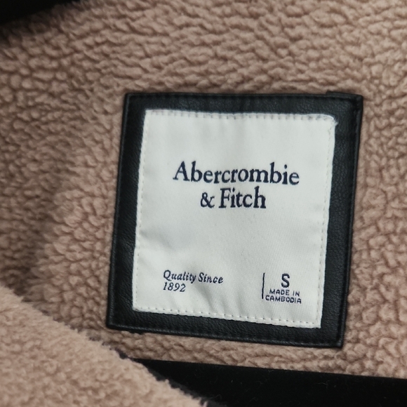 Abercrombie & Fitch Cream and Black Fleece - Picture 2 of 6